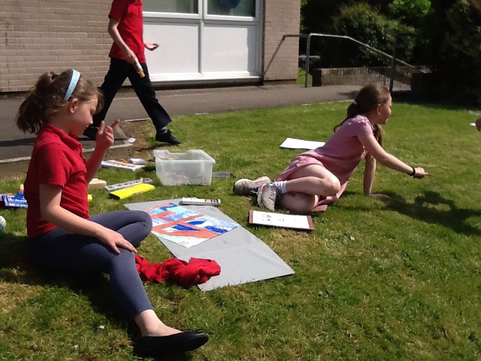 AnstonBrook's tweet photo. Making the most of the weather for our year 4 art project. #ABPlearning https://t.co/sXe1JhT0rV