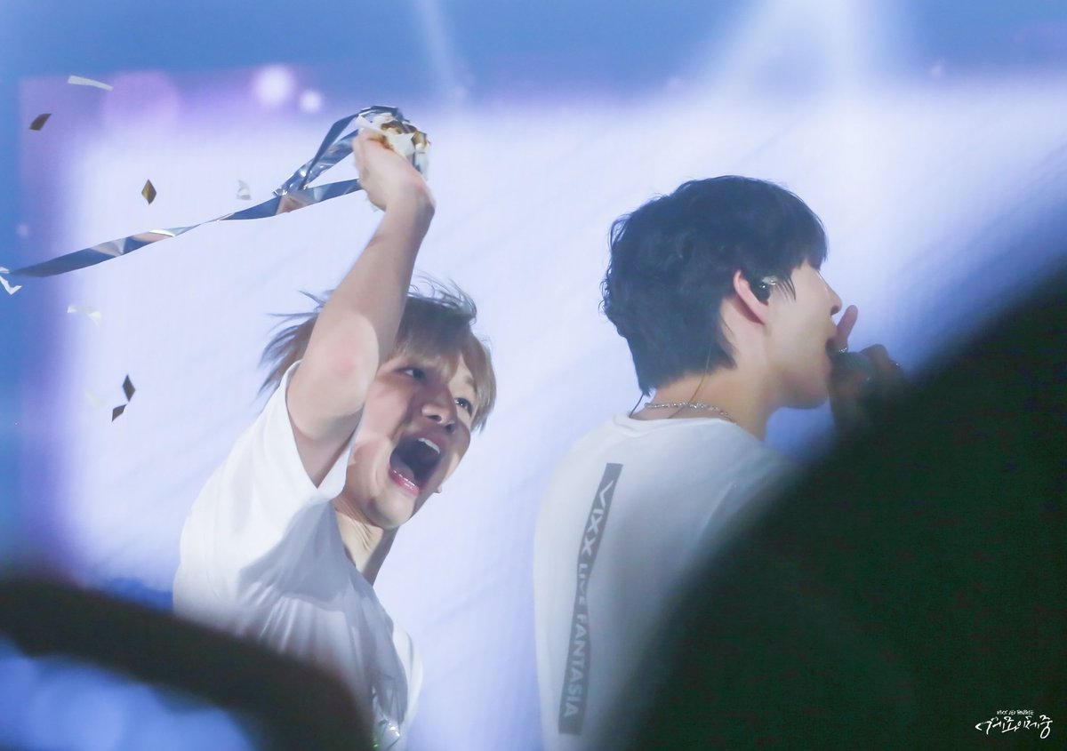 emotionalATM's tweet photo. #VIXX_5th_Anniversary #도원경 #빅스 #LEO #Hyuk #택운 #상혁 @JUNGTW_LEO @HSangHyuk ♡
막내와 맏내..(?) https://t.co/NsZYm5VOEo
