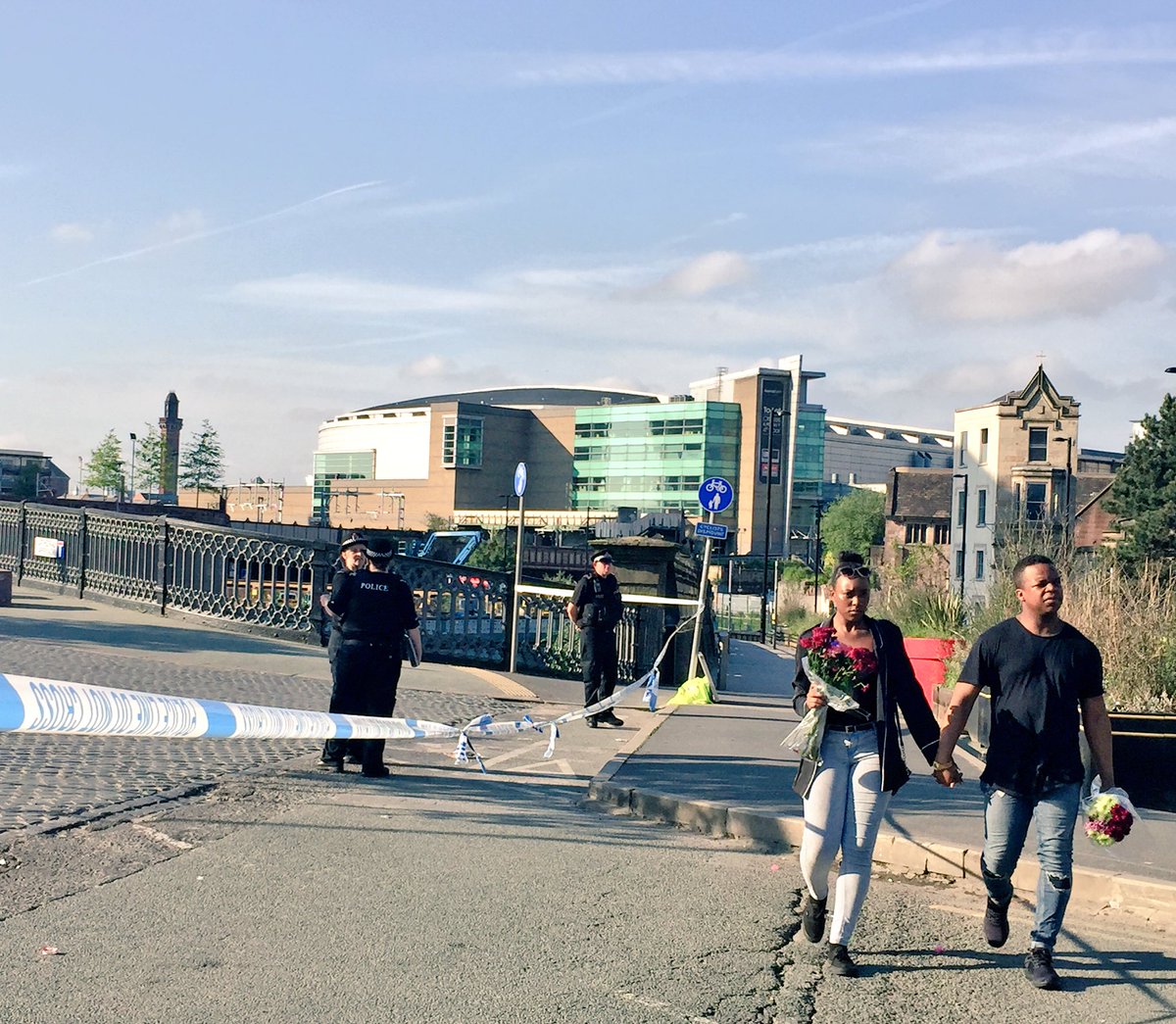 Glaaaaad's tweet photo. Ce soir à Manchester, les hommages continuent d'affluer, comme ici à l'Arena, 48h après l'explosion. @TF1LeJT @LCI #ManchesterArenaAttack https://t.co/gjUS36LJnq