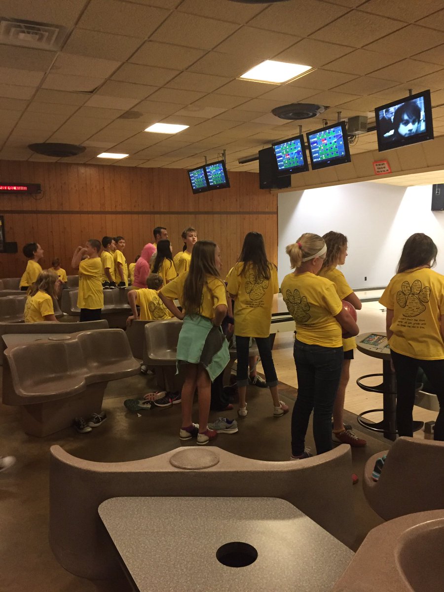kteer105's tweet photo. Beattie 5th graders bowling! #lastdaylps #parkwaylanes https://t.co/j7MMFHZyUq