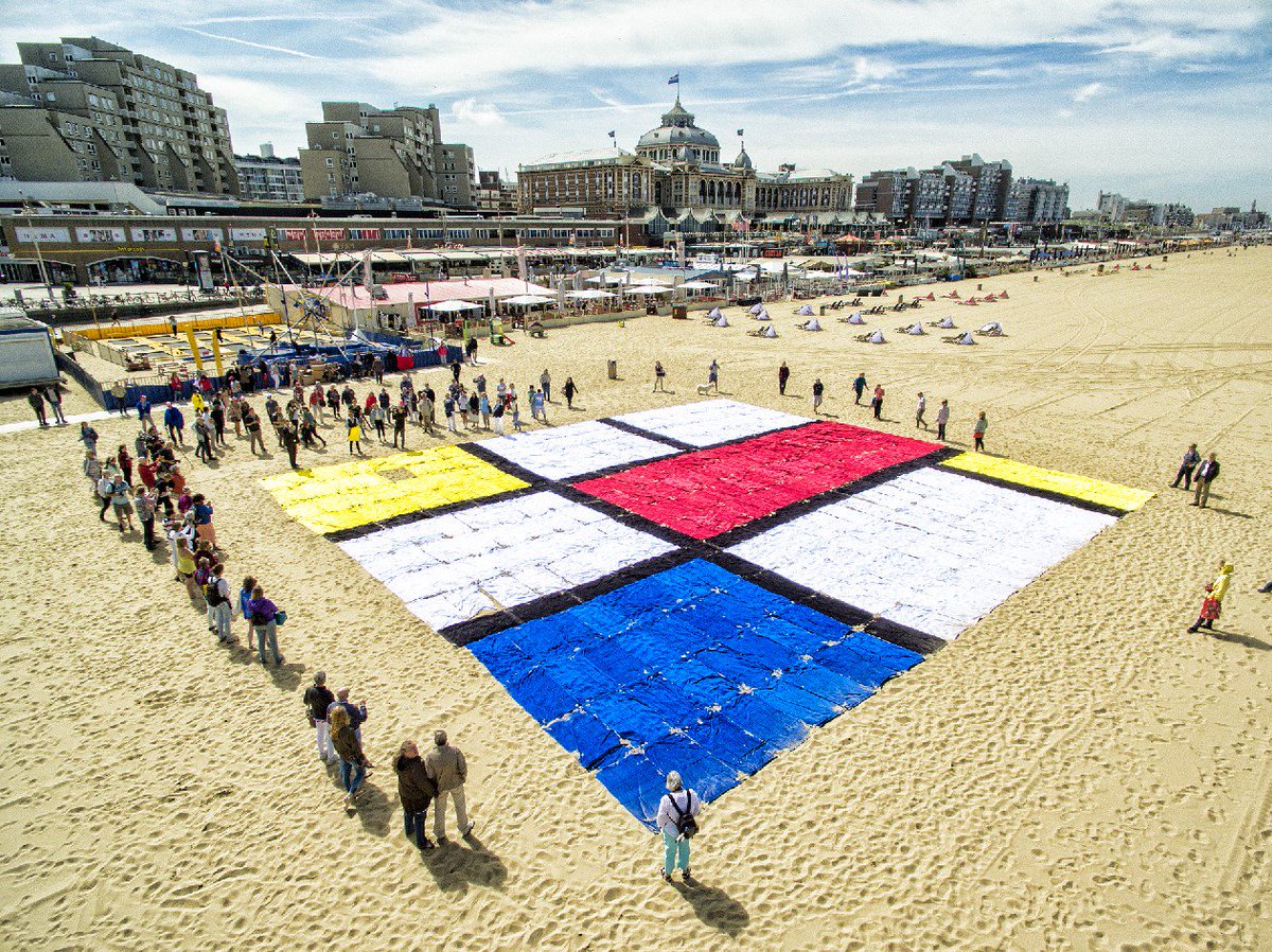 This is the real art of towel! Momenteel liggen er 350 The OneTowelling handdoeken op strand Scheveningen in een groot Mondriaan kunstwerk!