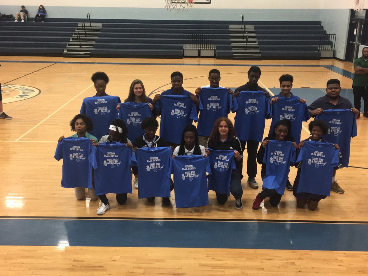 LongviewISD's tweet photo. #JudsonMS athletes receive #threesport shirt for completing three sports, having good classroom conduct, & good academic standing. https://t.co/DOlzT5AwLd