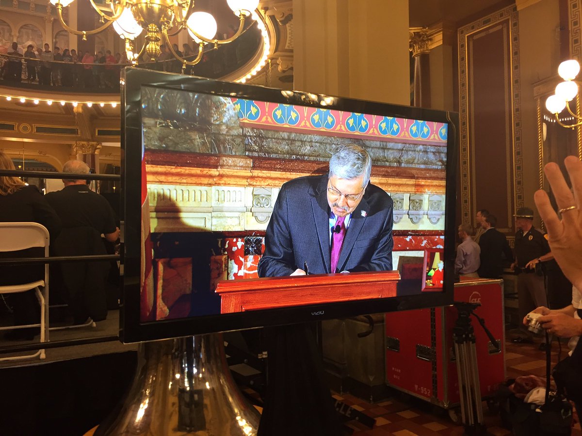 IAStartingLine's tweet photo. Terry Branstad has resigned the office of governor https://t.co/HjkUp7Gedy