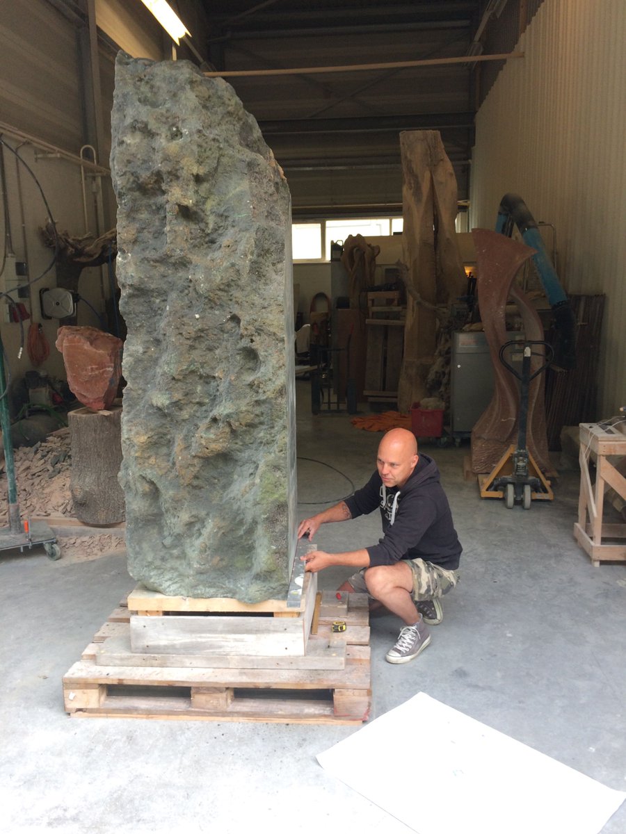 Het wordt nog een hele kunst om uit deze steen Jan van
Schaffelaar te houwen... De start is er! <a href="/jancarelkoster/">Jan-Carel Koster</a> #dijkje
#centrumbarneveld