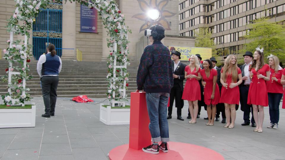 TheSun's tweet photo. This loved-up couple got engaged in Britain's first ever virtual reality proposal https://t.co/Cbph85Kwrw https://t.co/fiDAukbGpL