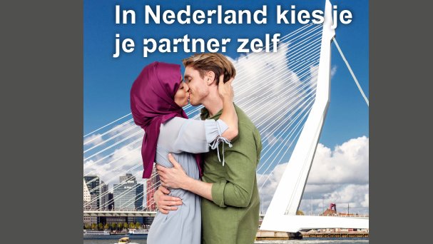RTLnieuws's tweet image. Woede om poster met zoenende moslima's Rotterdam rtlnieuws.nl/nederland/woed…