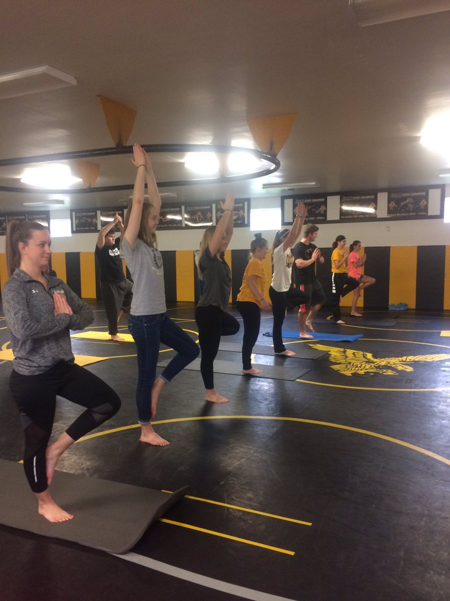 beckyr4304's tweet photo. Yoga w/our morning may term crew #ehsmaytermandchill #ehawkpride @ehawkpride @doggonedingo @MsVEhawkMathEdu https://t.co/1rOE71PBOC
