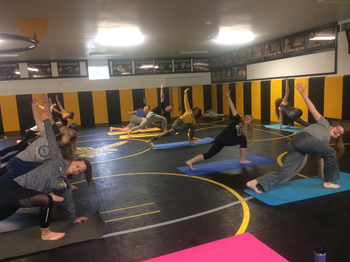 beckyr4304's tweet photo. Yoga w/our morning may term crew #ehsmaytermandchill #ehawkpride @ehawkpride @doggonedingo @MsVEhawkMathEdu https://t.co/1rOE71PBOC