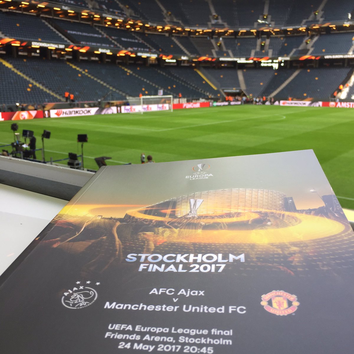 Present! Wil jij kans maken op het officiële programmaboek van de finale? Voorspel de juiste uitslag en RT dit berichtje #ajaman #ajax