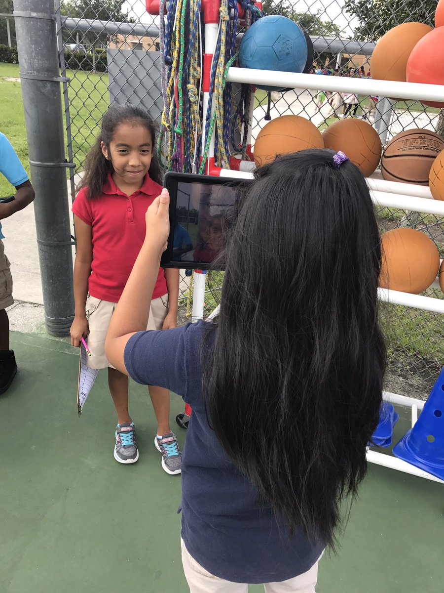 ObidiegwuCrew's tweet photo. Students had to take selfies with the items they found for their scavenger hunt! https://t.co/Q0avKGxkXY