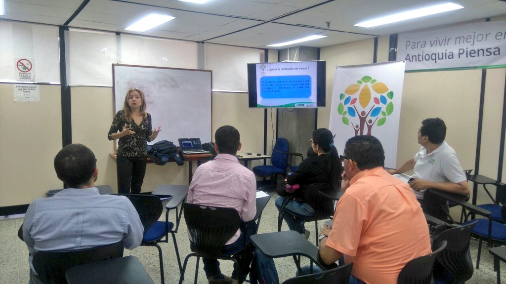 URestitucion's tweet photo. En @GobAntioquia presentamos proceso de restitución de tierras a funcionarios de @alcaldiajardin, @alcfredonia, @veneciaant y Pueblorico. https://t.co/5GzEQNailj