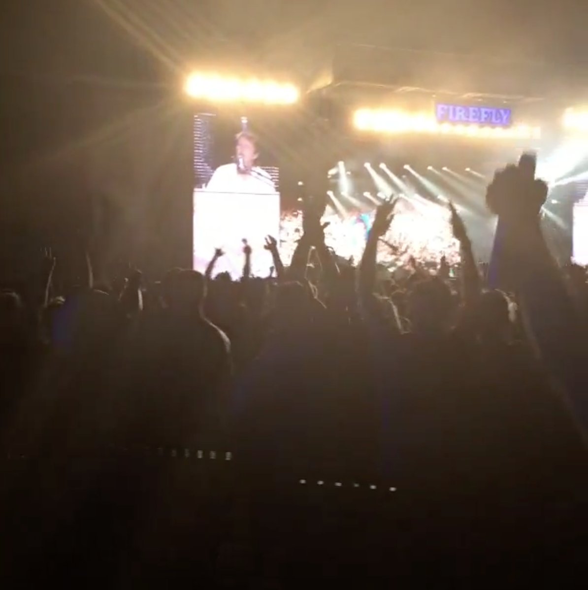 ElizzRattray's tweet photo. Can't beat the whole crowd @LiveAtFirefly singing along with @PaulMcCartney #HeyJude @Wawa #FireflyContest https://t.co/vQJd6uzRS5