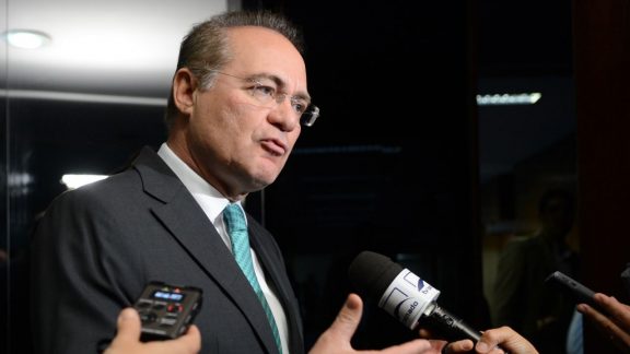 RevistaISTOE's tweet photo. Renan Calheiros fura com centrais e não comparece em ato contra governo. https://t.co/3EaSANhaTc https://t.co/BveT2DNz8k