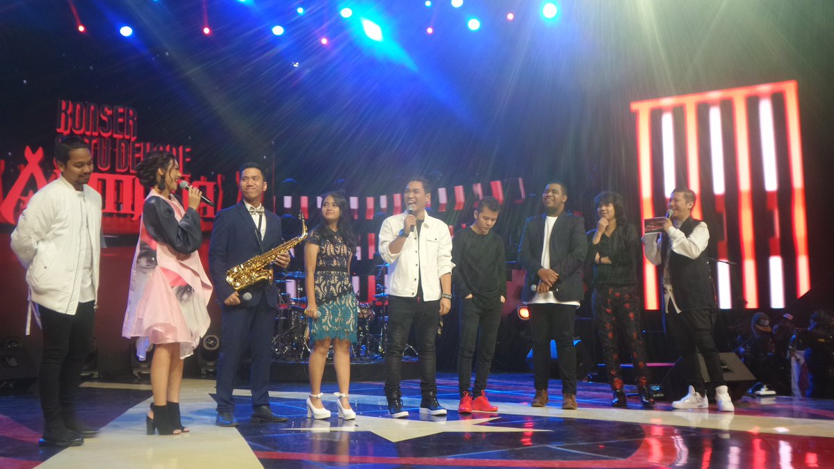 Merindinggg diskoo! Lagu "Asal Kau Bahagia" dinyanyikan semarak dgn stick light. Spektakuler bgt #SatuDekadeArmada