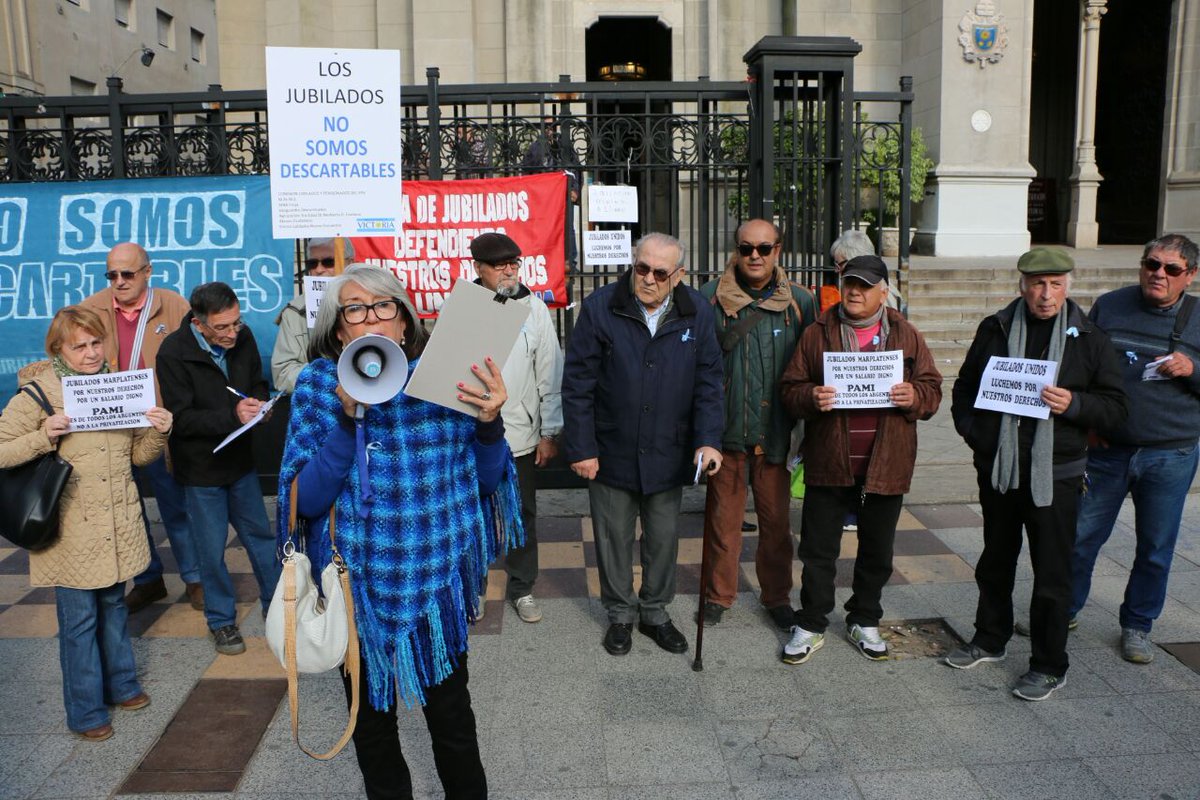 #Ahora Jubilados en MDP reclaman x la atención de PAMI que es cada vez peor, con menos cobertura. #MacriEsElAjuste