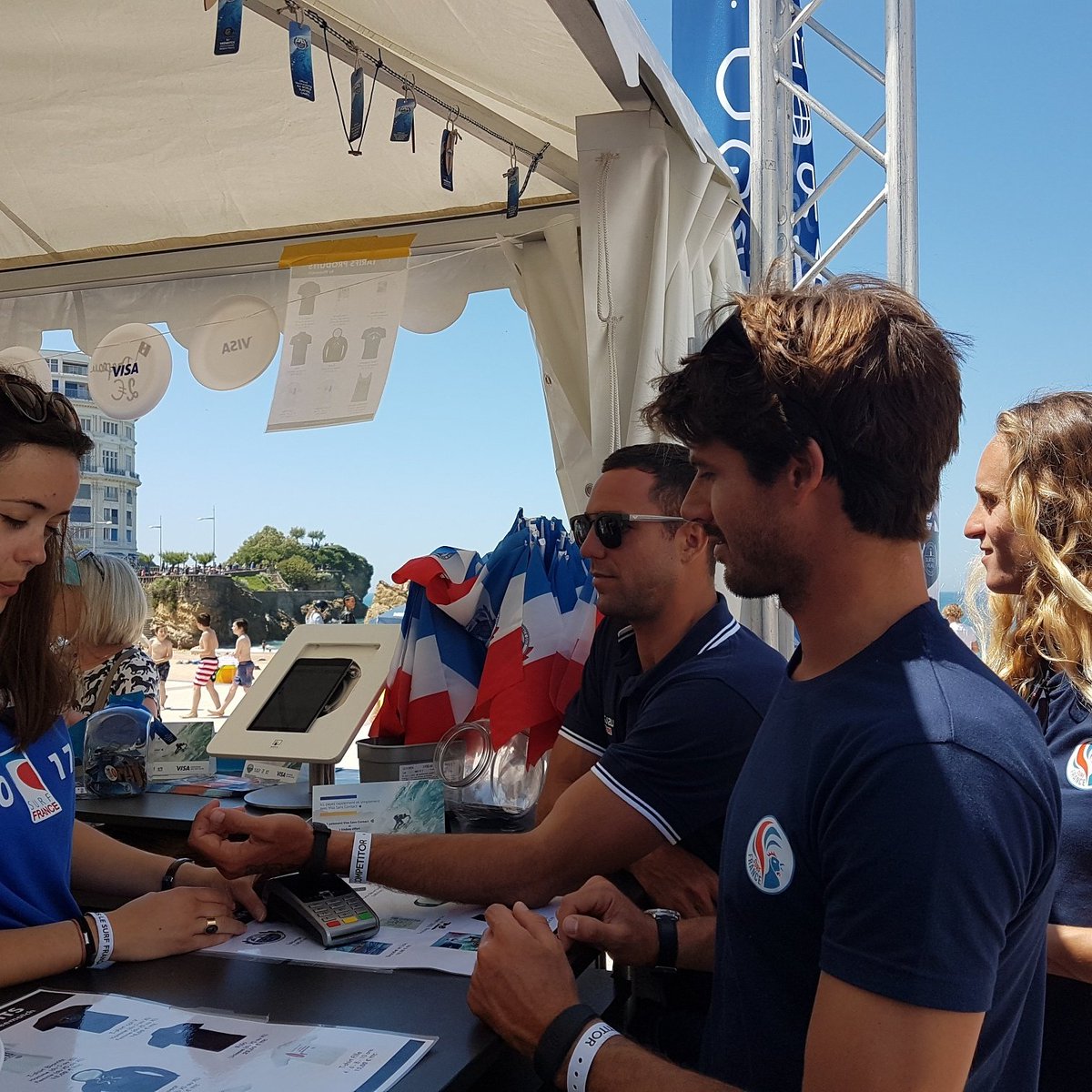 SurfingFrance's tweet photo. .@justinedupont33 @dimitriouvre @vincentduvignac font l'expérience du Paiement Sans Contact avec le bracelet #Visa #ISAWorlds @Visa_Fr https://t.co/sWYJlD7R9x
