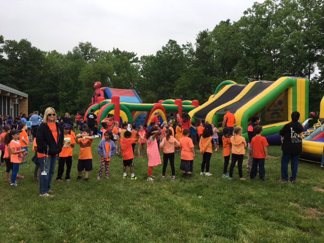 LynnCrest1AM's tweet photo. Having a blast!!!! #fieldday #firstgraderocks @CoachOsborne https://t.co/qgvPYDcq14