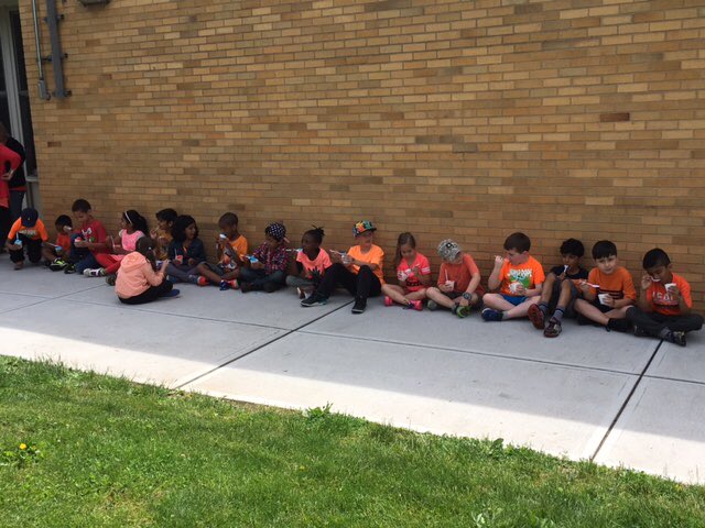 LynnCrest1AM's tweet photo. Having a blast!!!! #fieldday #firstgraderocks @CoachOsborne https://t.co/qgvPYDcq14
