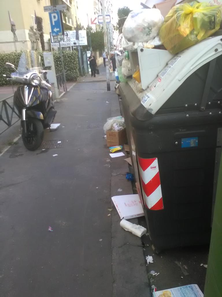 marscu46's tweet photo. dopo una settimana di pulizie h24 per prevenire le magliette gialle siamo tornati alla normalità, monnezza tour https://t.co/OTxoaADp7I