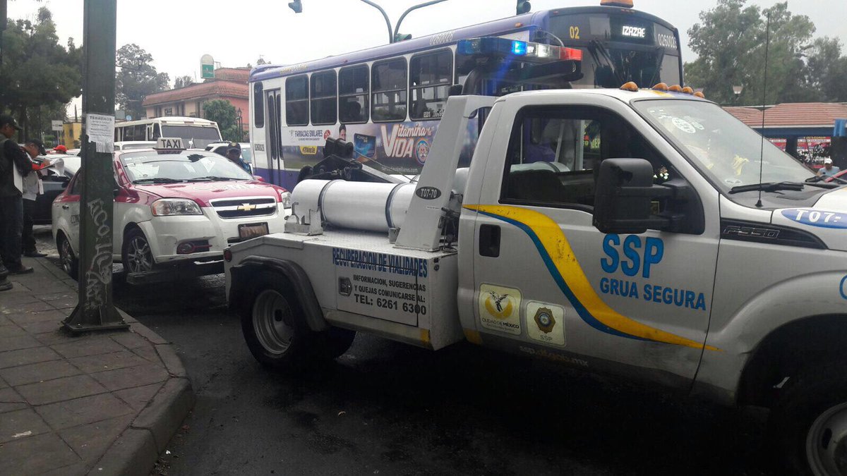 VigimoviCDMX's tweet photo. Por segundo día consecutivo @CDMX_Semovi @inveacdmx y @SSP_CDMX llevan a cabo reordenamiento de TP concesionado en @DelegacionXochi https://t.co/IBS1vzCOuk