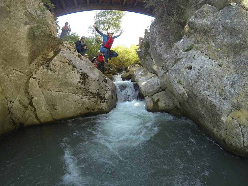 Italia's tweet photo. Cercate emozioni forti? Provate l’ebrezza del #canyoning sul fiume #Aventino,tuffandovi tra stretti canyon. https://t.co/kJMIPTPcB4
#Abruzzo https://t.co/nOjMDXGr80