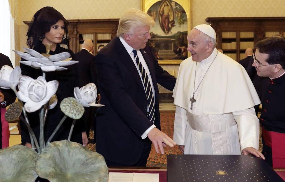 lasillarota's tweet photo. #MUNDO Estos son los regalos que Trump y el Papa Francisco intercambiaron (#Video) https://t.co/ZoDvnB6HFa https://t.co/E4WZhyHS3l