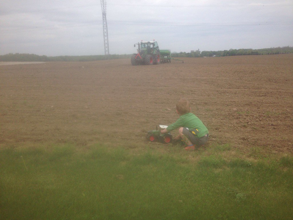 Busy planting beans :) #boysandtheirtoys #fendt