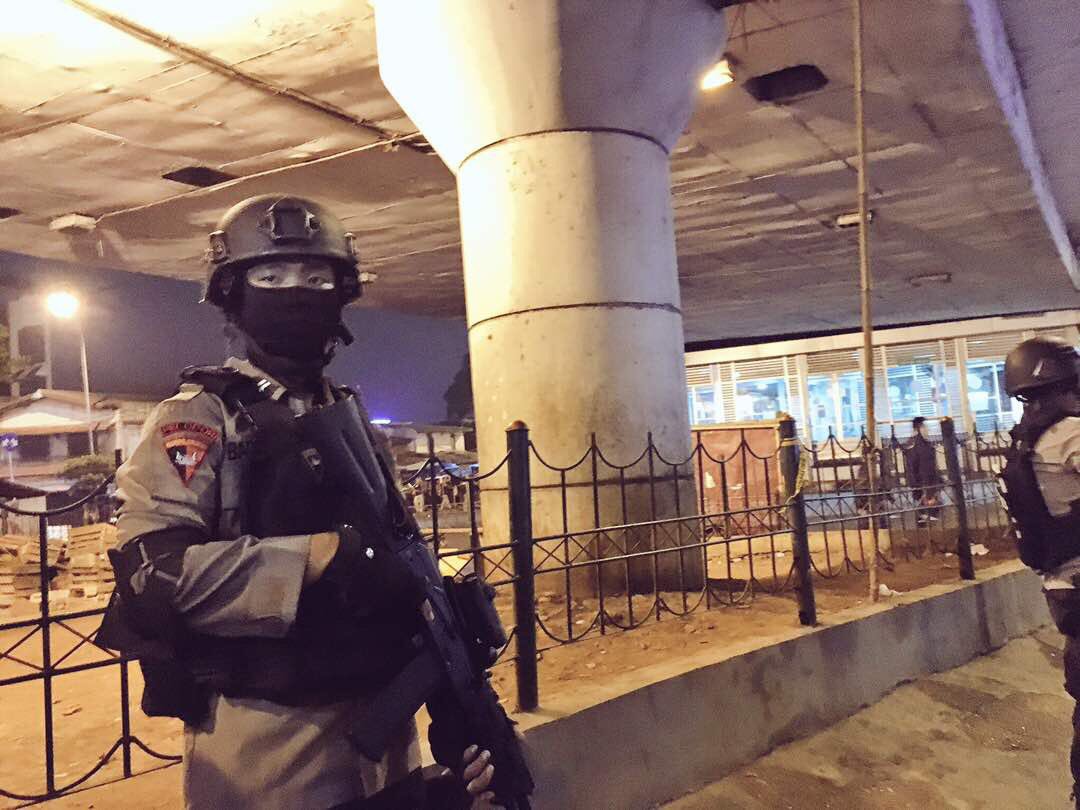 _TNIAU's tweet photo. Situasi saat ini sdh dlm penanganan pihak berwajib, mari kita dukung bersama dan lawan terorisme #KamiTidakTakut #PrayForJakarta 💪🏻💪🏻💪🏻💂🏻 https://t.co/CB3SdmCLWB