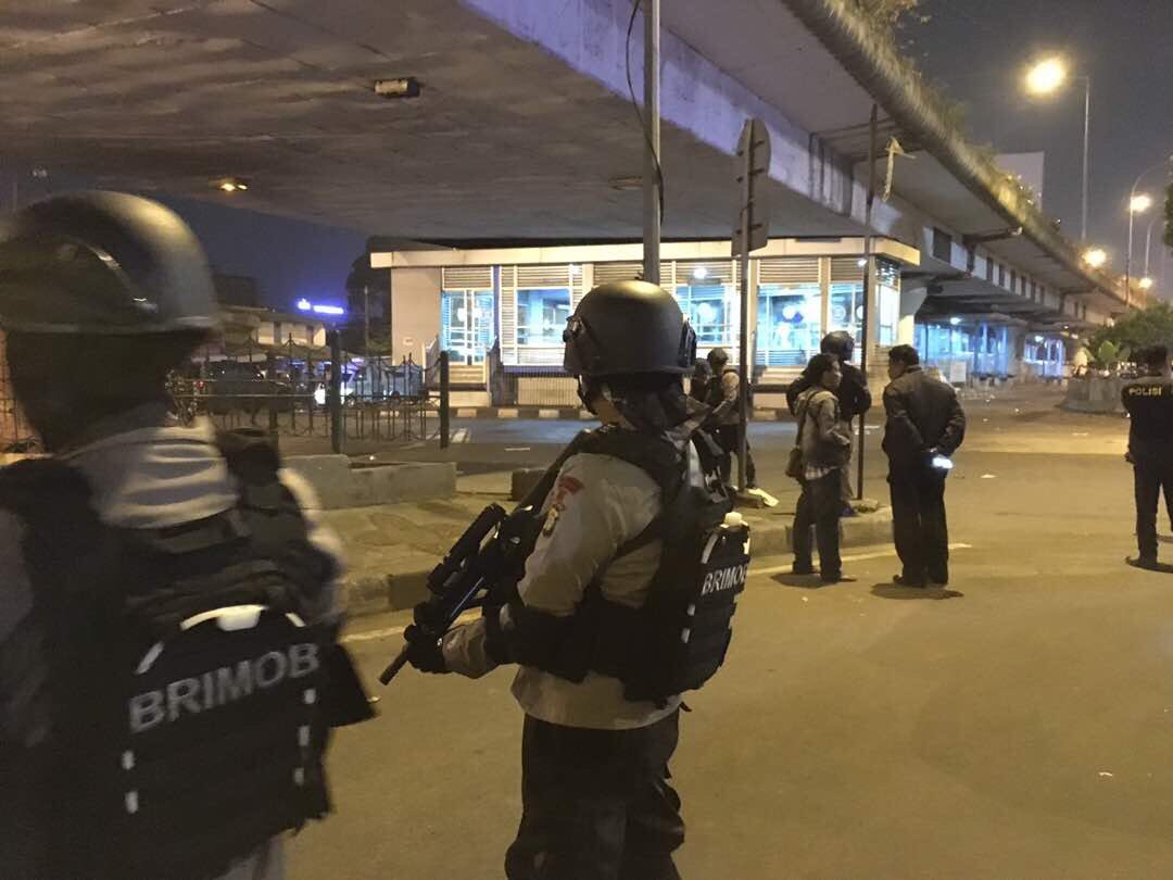 _TNIAU's tweet photo. Situasi saat ini sdh dlm penanganan pihak berwajib, mari kita dukung bersama dan lawan terorisme #KamiTidakTakut #PrayForJakarta 💪🏻💪🏻💪🏻💂🏻 https://t.co/CB3SdmCLWB