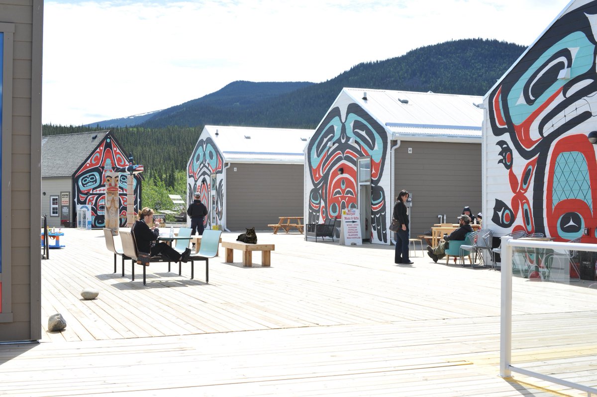 PeartreeStudio's tweet photo. Explore #CarcrossCommons under the midnight sun and enjoy Tlingit-inspired facades & totem poles! #WheresOliver https://t.co/3xkEAaQDL4 https://t.co/3V8bninY37