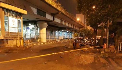 HarrisJMedan's tweet photo. There was a suicide bombing in Jakarta today😭
Let's all pray for our people in Kampung Melayu #PrayForJakarta #TerrorismHasNoReligion https://t.co/waUDgF48l3
