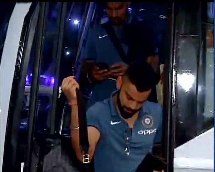 Gujaratmitr's tweet photo. #ગુજરાતમિત્ર #NewsUpdate #IndianCriketTeam #chempiontrophy
ચેમ્પિયન ટ્રોફી માટે ભારતીય ક્રિકેટ ટીમ ઈંગ્લેન્ડ રવાના https://t.co/sl8Ztzg7uz