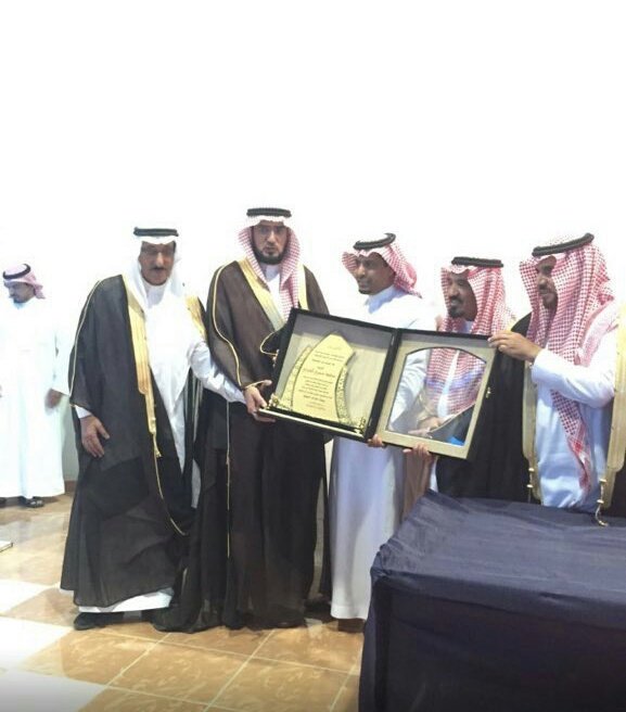 ALBADARiN7's tweet photo. تكريم أ/ سعد بن سمري البدراني من سعادة مدير تعليم الدوادمي أ/عبدالله السبيعي والشيخ عبدالله بن ربيعان العتيبي بحضور مدراء الدوائر الحكومية https://t.co/ngX2Wzh44C