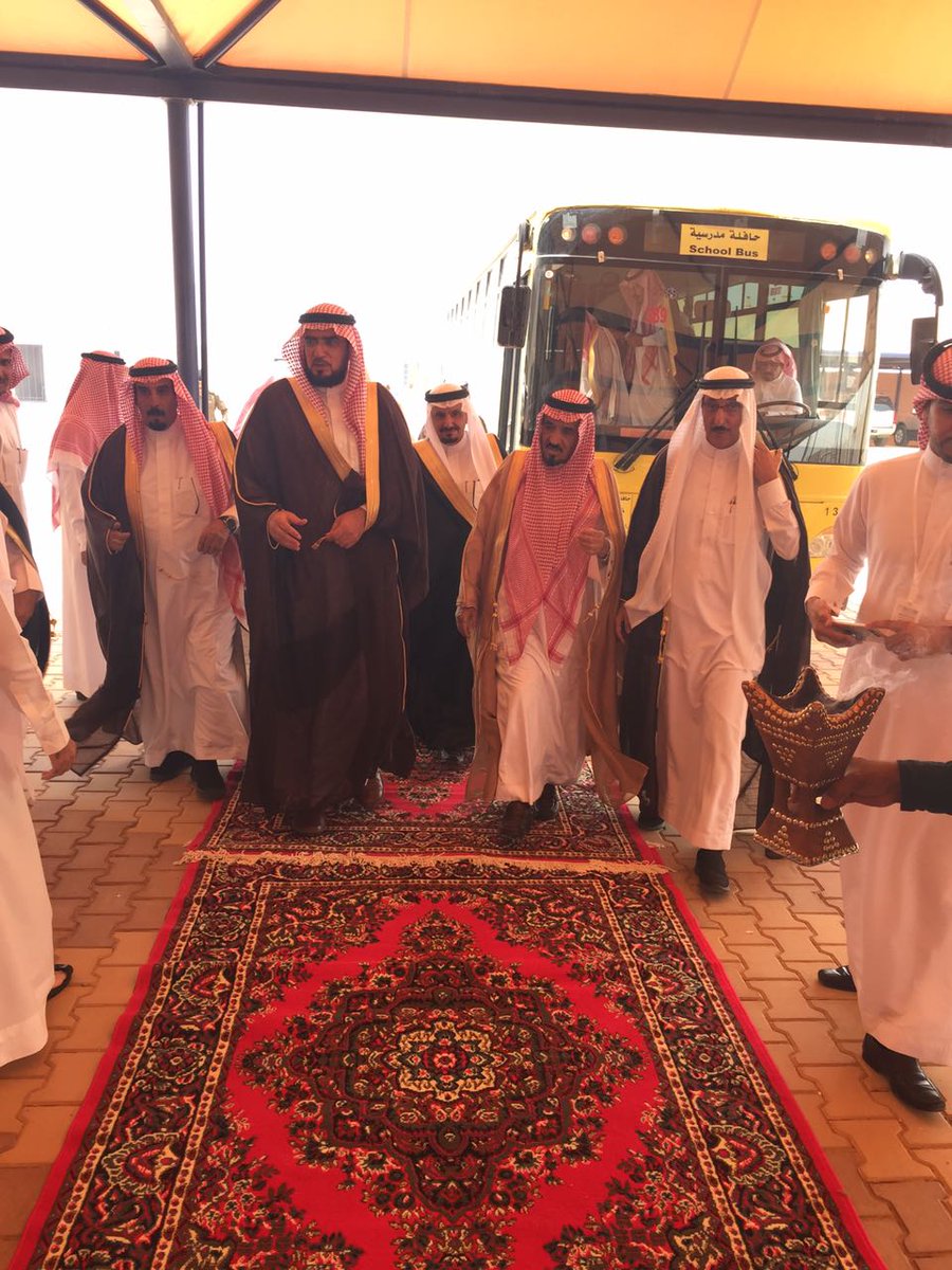 تكريم أ/ سعد بن سمري البدراني من سعادة مدير تعليم الدوادمي أ/عبدالله السبيعي والشيخ عبدالله بن ربيعان العتيبي بحضور مدراء الدوائر الحكومية