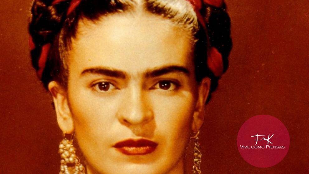 FridaKahlo's tweet photo. Sean ustedes mismos y disfruten de cada momento de la vida por que los malos momentos los tapan las sonrisas. 

#AmorDeFrida #FelizMiercoles https://t.co/u1IdfqoMYQ
