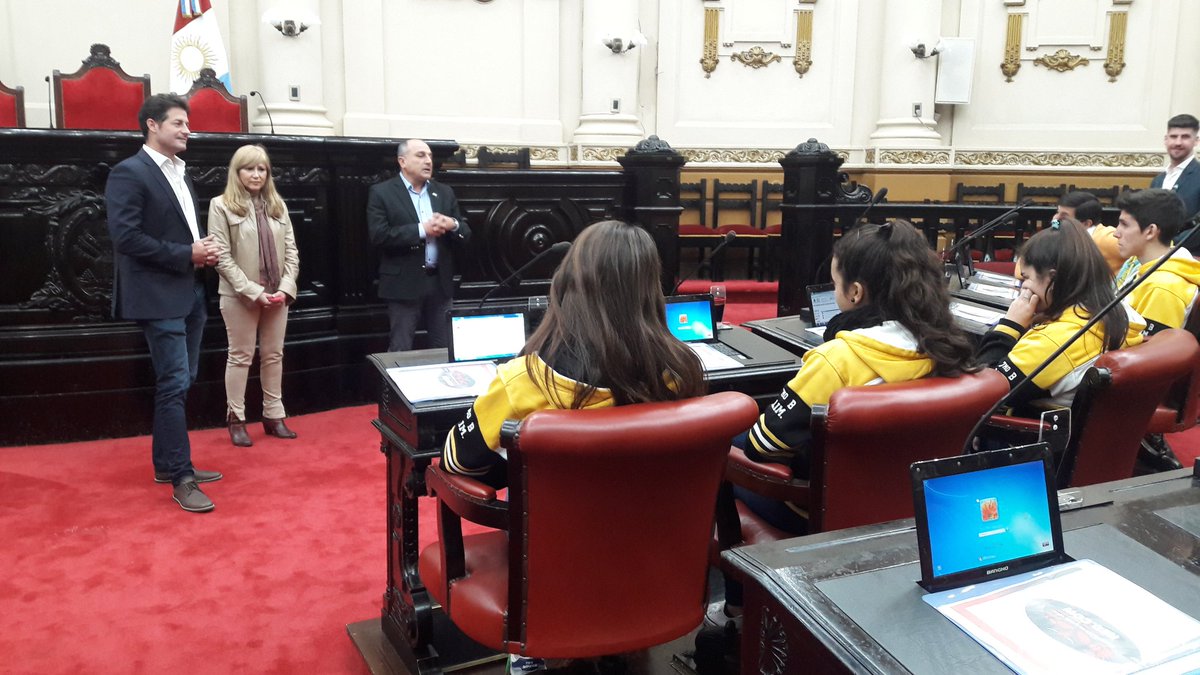 DardoIturria's tweet photo. Los alumnos del #Ipet267 de Bell Ville conocen el recinto de la @LegislaturaCBA donde hoy reciben reconocimiento por su #SopaProteica https://t.co/l4TZJOuPxp