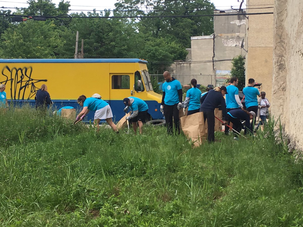 DrexelDragons's tweet photo. Great morning working with Mount Vernon Manor CDC and cleaning up the community spaces! https://t.co/0yc0Lpb19p