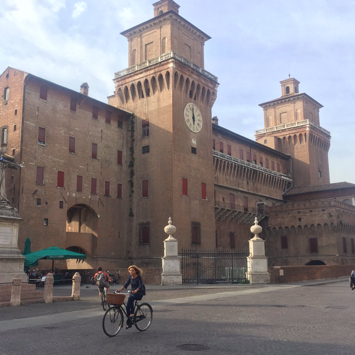 adayinrome's tweet photo. Arrivati a #Ferrara 🚲🚤 @GeneraliItalia #LoVeGenerali il viaggio verso Venezia continua! https://t.co/sW54j0Ri13