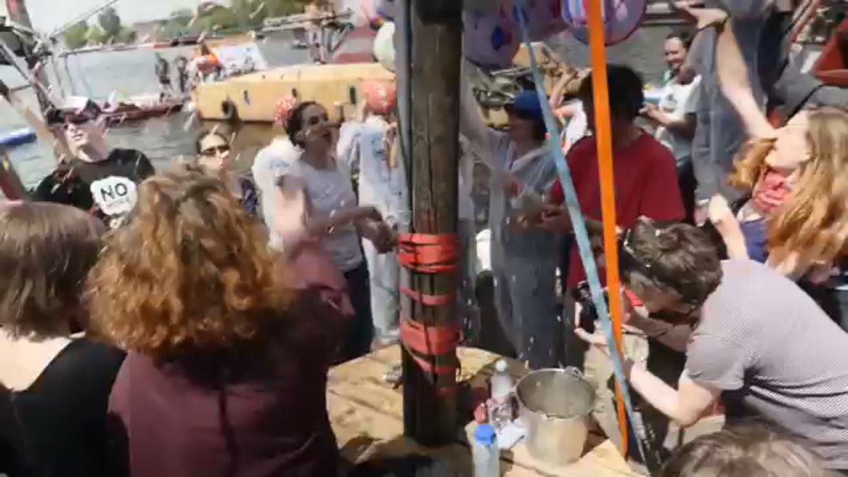 DivestBerlin's tweet photo. In diesem #CoalAndBoat-VIDEO wird gefeiert: #Kohleausstieg beginnt in Berlin! Danke @Kohleausstieg_B & FreundInnen! https://t.co/XLxyRQGKZu https://t.co/hRA9uNzPvz