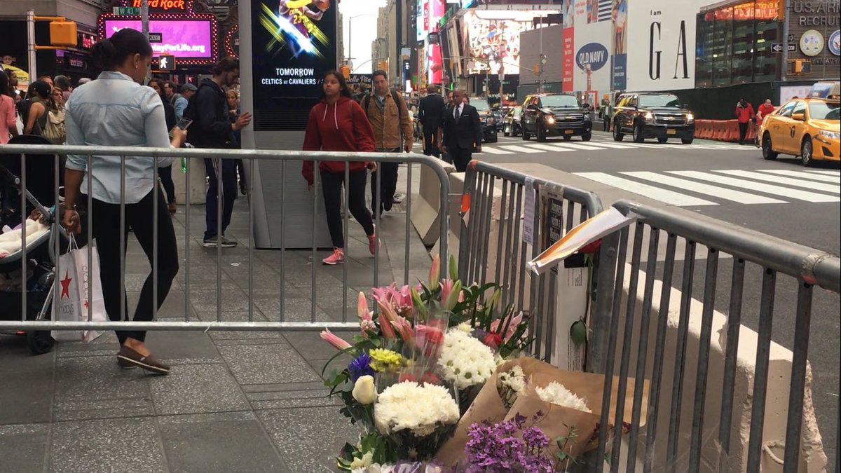 dianablass's tweet photo. Life is back to normal at the scene of the #TimesSquareCrash as a makeshift memorial continues to grow. @ChasingNews https://t.co/Jh5knGXh5l