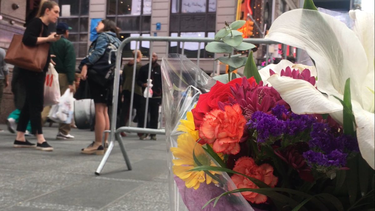 dianablass's tweet photo. Life is back to normal at the scene of the #TimesSquareCrash as a makeshift memorial continues to grow. @ChasingNews https://t.co/Jh5knGXh5l