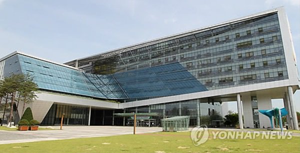 성남시(시장 이재명)가 한의사회와 손잡고 올해로 4년째 ‘한방 난임 지원 사업’을 편다. 중원구보건소는 오는 7월 31일까지 선착순 15명의 신청을 받아 난임 여성 한 명당 최대 180만원의 한방 난임 치료비를 지원한다