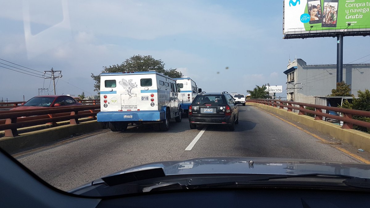 #TraficoSV blindado con desperfectos mecánicos en paso a desnivel del boulevard Los Proceres