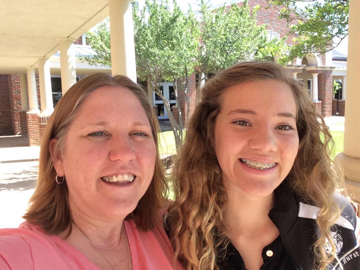 helenmason4's tweet photo. So much fun! 😃🎈 I love it when I have one of my girls stop by our classroom. Thanks Skye! @LoneStarElem #FSMStudent #SheLovesKids https://t.co/COuVbb1GJr