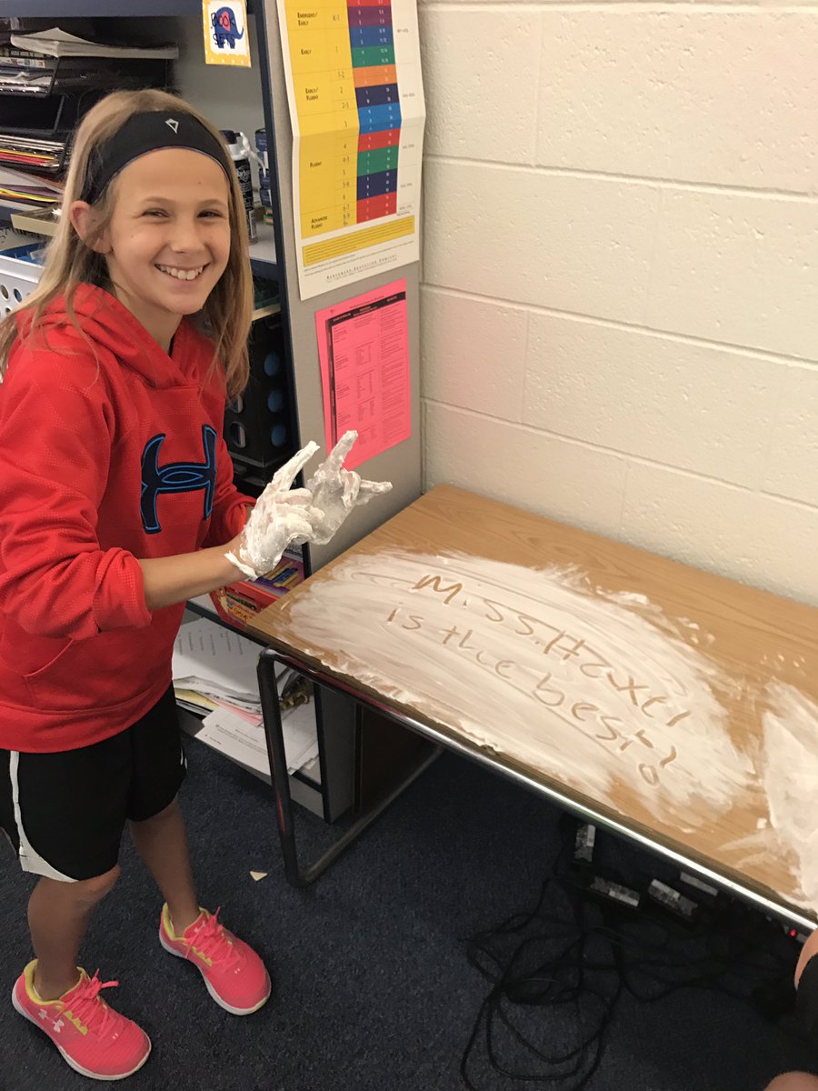 Today's BALLOON POP was playing with shaving cream on the desks! Everyone had a lot of fun! ☺️