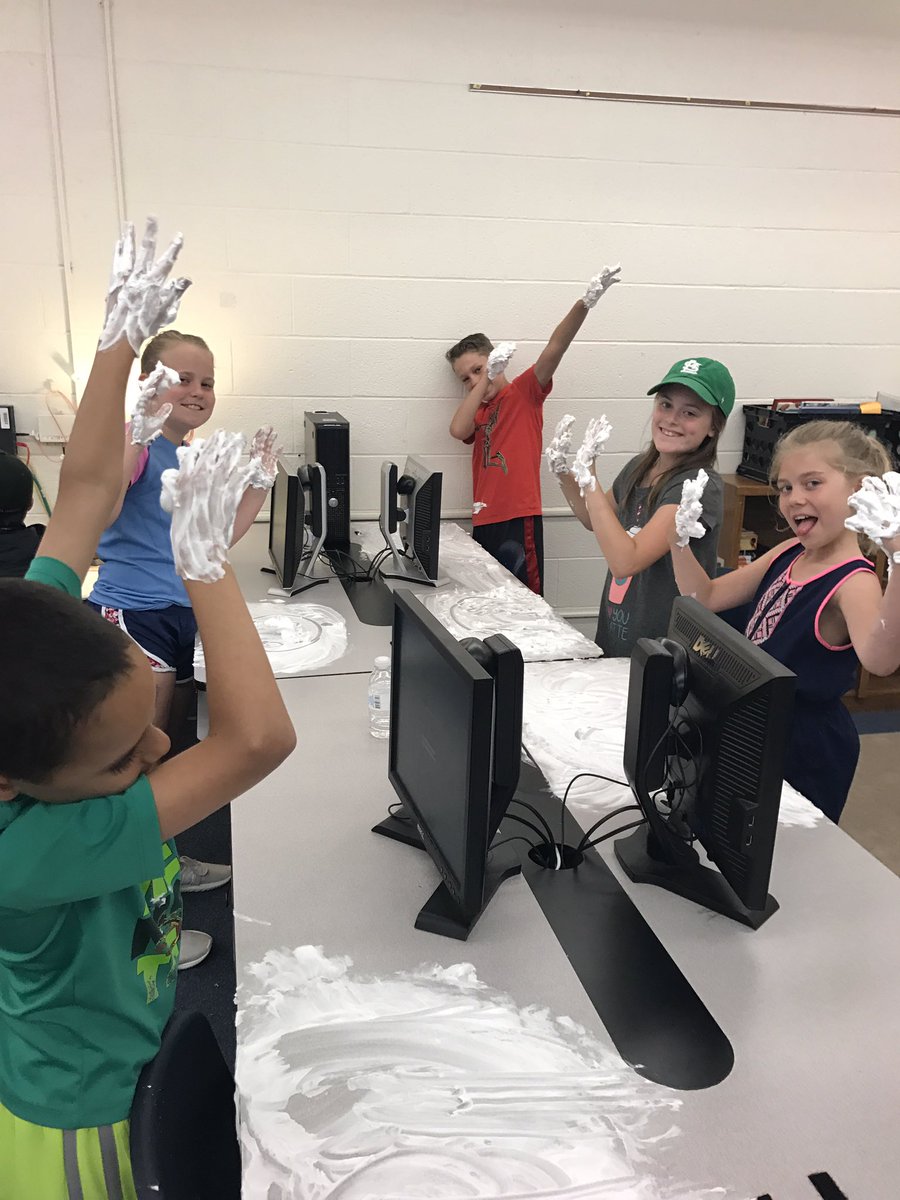 MrsReed4th's tweet photo. Today's BALLOON POP was playing with shaving cream on the desks! Everyone had a lot of fun! ☺️ https://t.co/srrSb6ZFl2