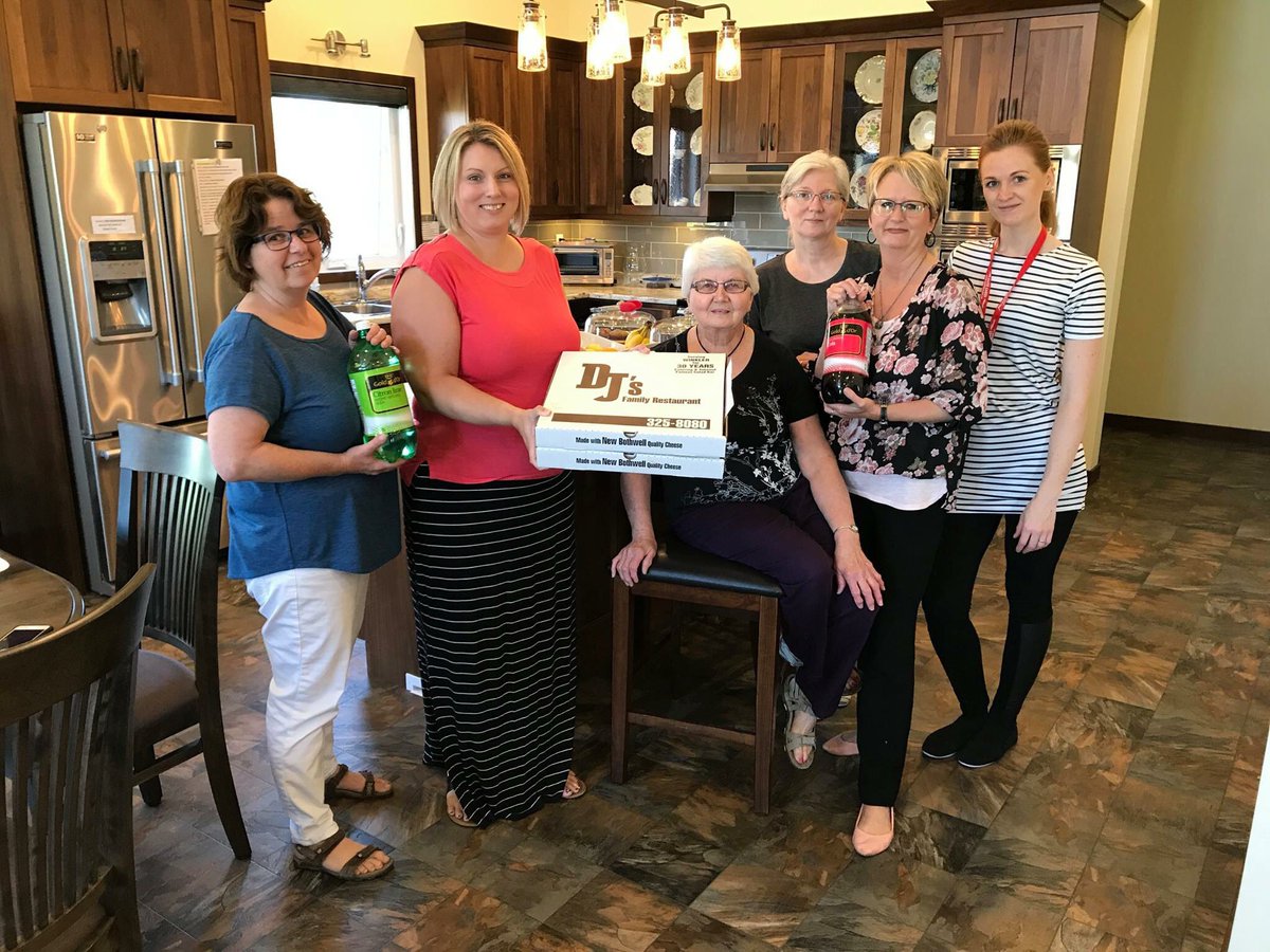 PayItForwardMay's tweet photo. Today Maverick  #PayitForward to the staff at Katie cares Cottage! The staff received a pizza lunch courtesy of DJ's Family and Co-op #pif17 https://t.co/wPWOzCbF5W