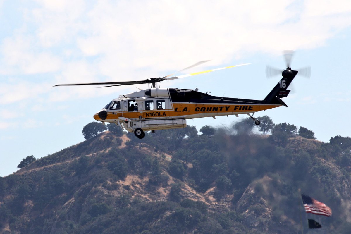 4perf35's tweet photo. #Breaking .@LACoFireAirOps #Copt16 on scene for a small fire off Newhall Ave x Meadowridge.
#Newhall #SantaClarita. https://t.co/bvfj4UMRPi