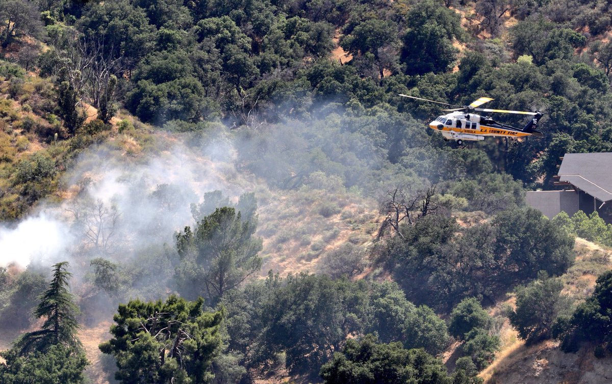 4perf35's tweet photo. #Breaking .@LACoFireAirOps #Copt16 on scene for a small fire off Newhall Ave x Meadowridge.
#Newhall #SantaClarita. https://t.co/bvfj4UMRPi