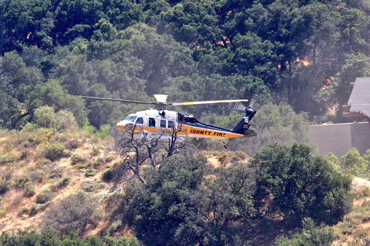4perf35's tweet photo. #Breaking .@LACoFireAirOps #Copt16 on scene for a small fire off Newhall Ave x Meadowridge.
#Newhall #SantaClarita. https://t.co/bvfj4UMRPi